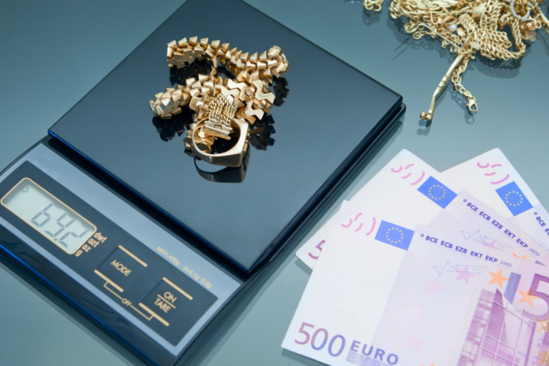 Goldwaage mit Schmuck und Bargeld als Symbol für mobilen Goldankauf mit sofortiger Auszahlung